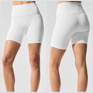 Alo Yoga 7” Airbrush Biker Short in White Size Medium